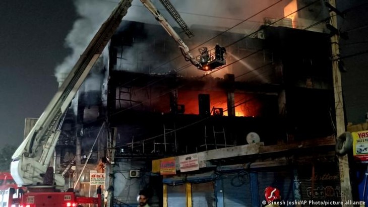 Inde: 27 morts dans un incendie à New Delhi - ảnh 1