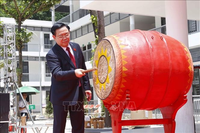 Vuong Dinh Huê assiste à la rentrée scolaire d’un lycée de Nghê An - ảnh 1