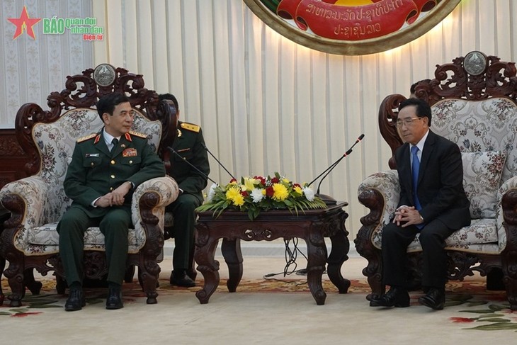 Phan Van Giang en visite au Laos - ảnh 2