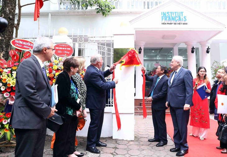 Gérard Larcher à l'inauguration des nouveaux locaux de l’Institut français de Hanoï - ảnh 3