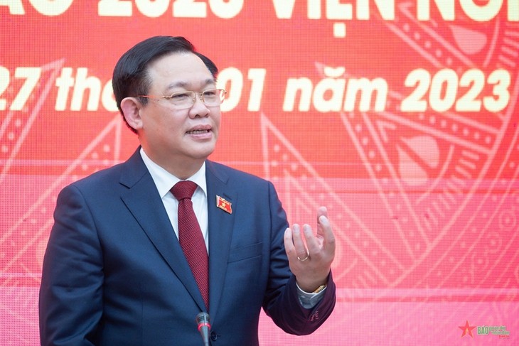 Vuong Dinh Huê présente ses vœux du Têt à  l’Institut d’études législatives - ảnh 1