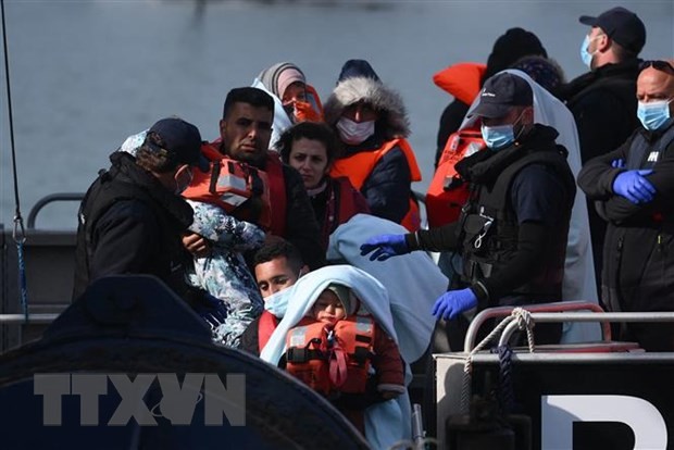 Londres durcit sa loi sur l’immigration pour lutter contre les traversées illégales de la Manche  - ảnh 1