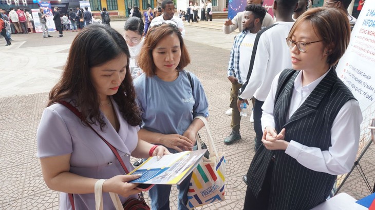 “Ma voie francophone”, premier salon d’orientation des études supérieures francophones au Vietnam - ảnh 2