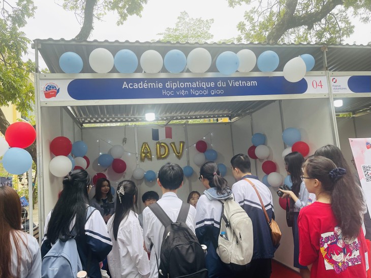 “Ma voie francophone”, premier salon d’orientation des études supérieures francophones au Vietnam - ảnh 4