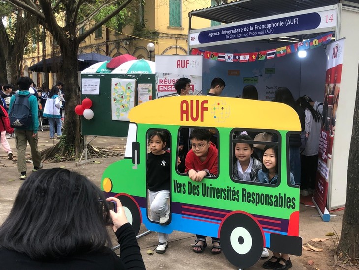 “Ma voie francophone”, premier salon d’orientation des études supérieures francophones au Vietnam - ảnh 6