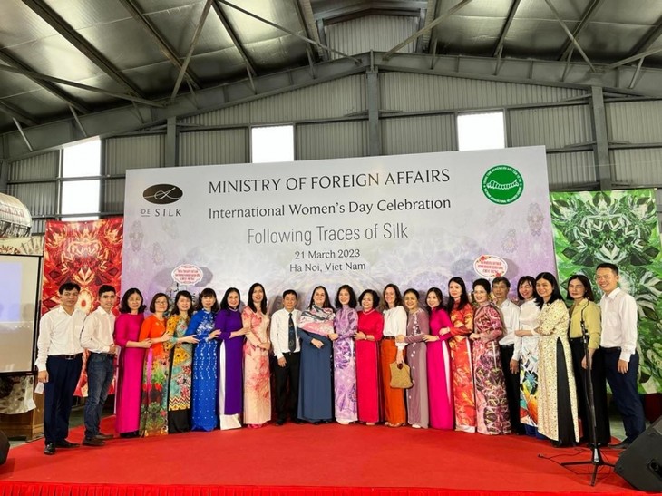 Rencontre avec des femmes diplomates à l’occasion de la Journée internationale des femmes - ảnh 1