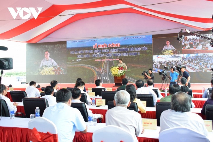 Pham Minh Chinh à la mise en chantier de l’autoroute Châu Dôc - Cân Tho - Soc Trang - ảnh 1