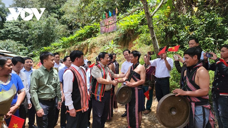 Pham Minh Chinh examine certains projets mis en place à Kon Tum - ảnh 2