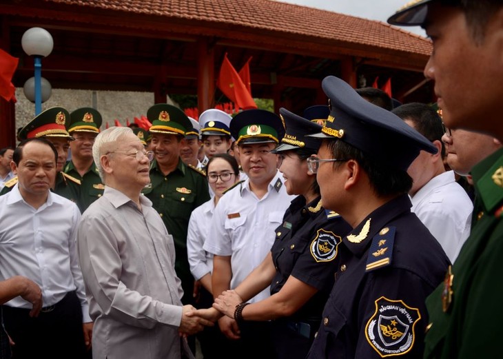 Nguyên Phu Trong visite le poste-frontière international Huu Nghi - ảnh 1