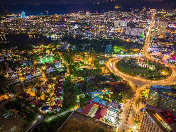 Le Vietnam, un aimant pour les IDE et les touristes étrangers - ảnh 1