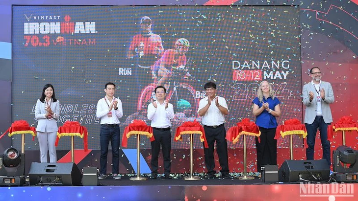 Près de 3.000 sportifs participent au tournoi Ironman 70.3 de 2024 - ảnh 1