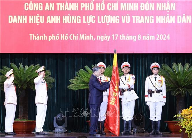 ​Le SG du Parti communiste vietnamien et président Tô Lâm décore la police de Hô Chi Minh-ville du titre de héros des forces armées - ảnh 1