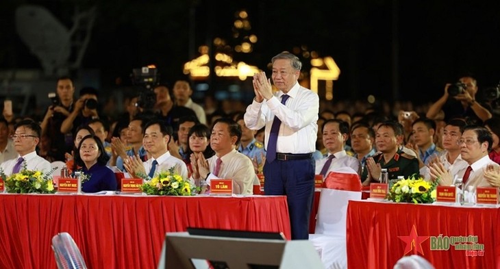 Tô Lâm assiste à un programme artistique à l’occasion du 55e anniversaire de la mise en oeuvre du testament du Président Hô Chi Minh - ảnh 1