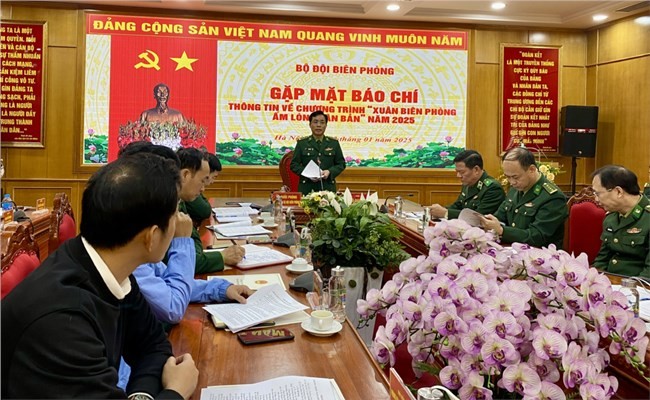 Lai Châu: les gardes-frontières célèbrent le Nouvel An avec les villageois - ảnh 1