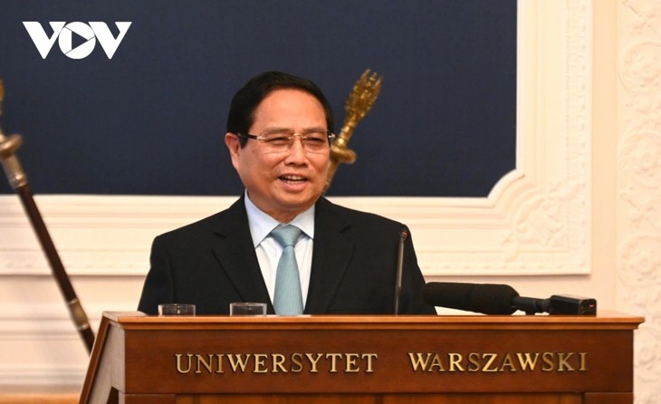 Pham Minh Chinh visite l’Université de Varsovie - ảnh 1