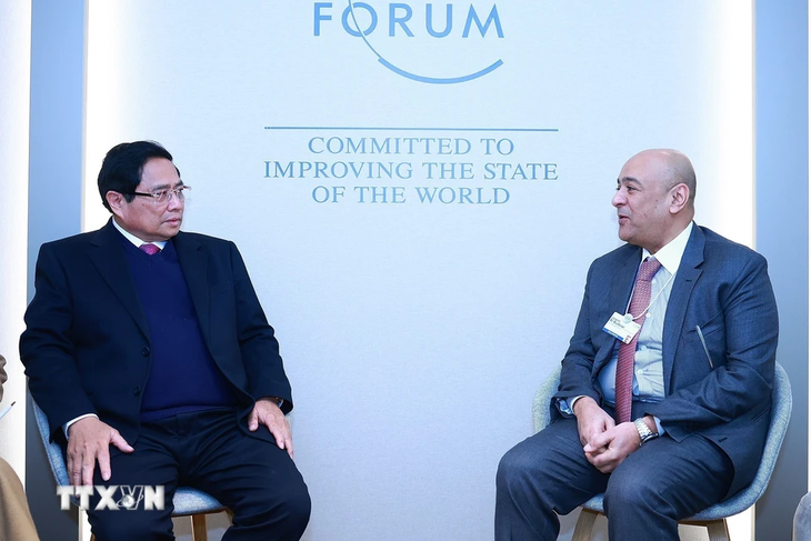 Davos: Pham Minh Chinh rencontre le secrétaire général du Conseil de coopération du Golfe - ảnh 1