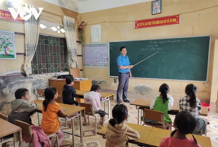 Hà Lô Tuân, un enseignant Tày dévoué et impliqué - ảnh 1