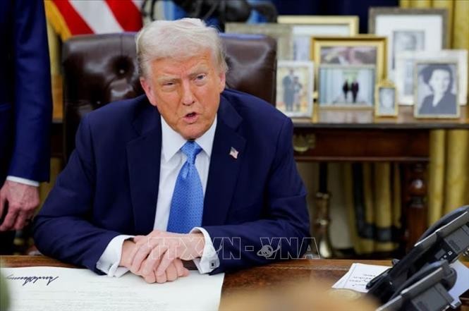 Donald Trump annonce des droits de douane de 25% sur l’aluminium et l’acier importés aux États-Unis - ảnh 1