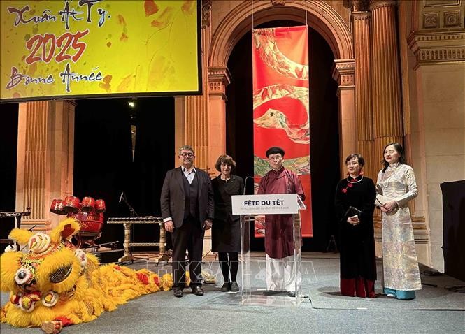 Le Nouvel An lunaire célébré à Paris, signe d’un renforcement des liens franco-vietnamiens - ảnh 1