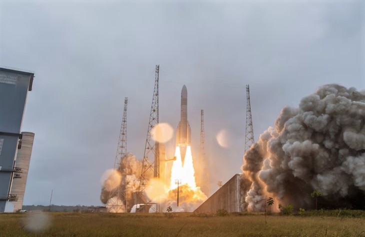 Mission accomplie pour le premier vol commercial d’Ariane 6 - ảnh 1