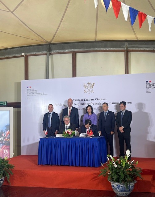 Neuf accords signés pour dynamiser les relations Vietnam - France - ảnh 1