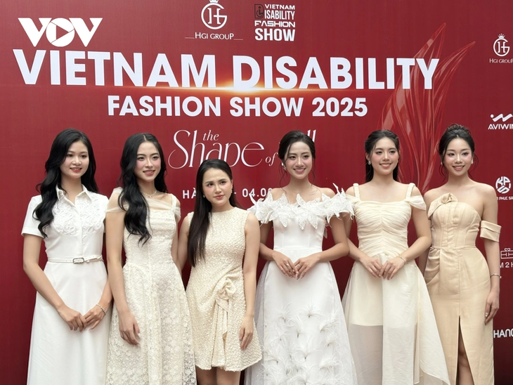 54 mannequins handicapés défilent à Hanoi - ảnh 1
