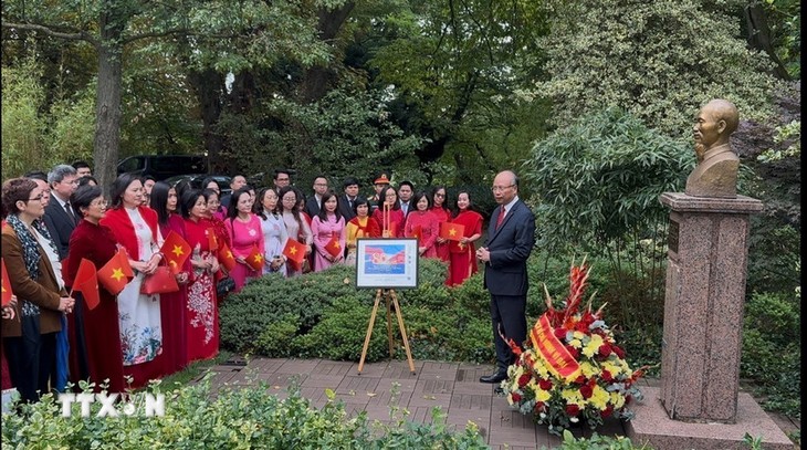 En France, hommage à Hô Chi Minh à l’occasion de la Fête nationale du Vietnam - ảnh 1