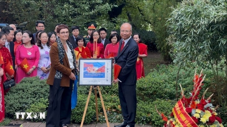 En France, hommage à Hô Chi Minh à l’occasion de la Fête nationale du Vietnam - ảnh 2