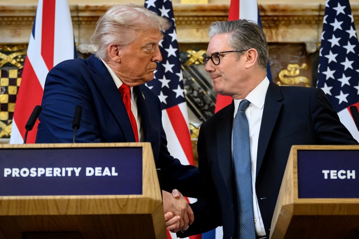 Donald Trump et Keir Starmer signent un accord de 340 milliards de dollars - ảnh 1