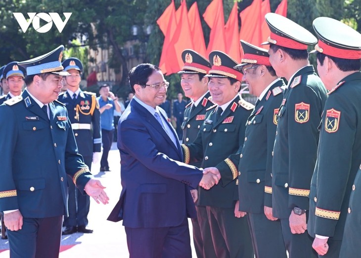 Pham Minh Chinh appelle les Forces de défense aérienne et de l’armée de l’air à être à l’avant-garde de la modernisation de l’armée - ảnh 1