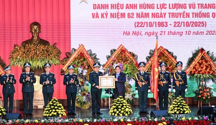 Pham Minh Chinh appelle les Forces de défense aérienne et de l’armée de l’air à être à l’avant-garde de la modernisation de l’armée - ảnh 3