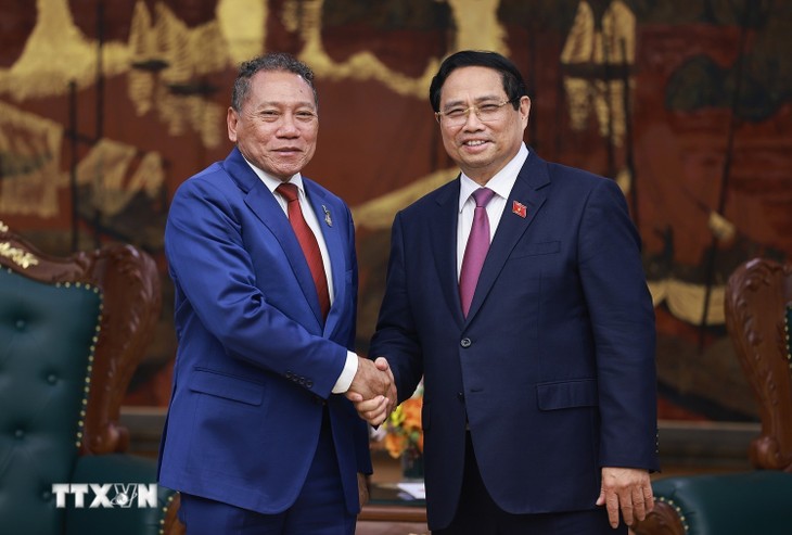 Pham Minh Chinh reçoit le ministre des Affaires étrangères et du Commerce des Îles Salomon - ảnh 1