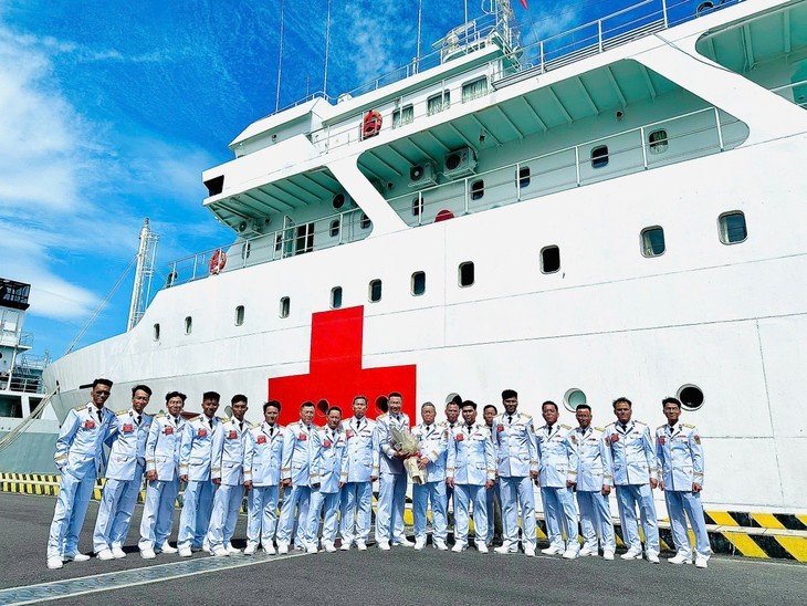 Hôpital flottant en mer: un pont entre le continent et les îles lointaines - ảnh 1