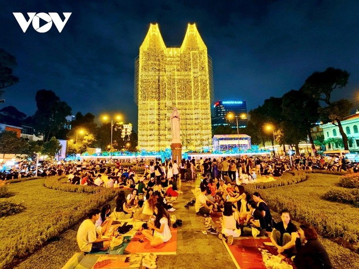 Notre-Dame de Saïgon illuminée pour Noël - ảnh 2