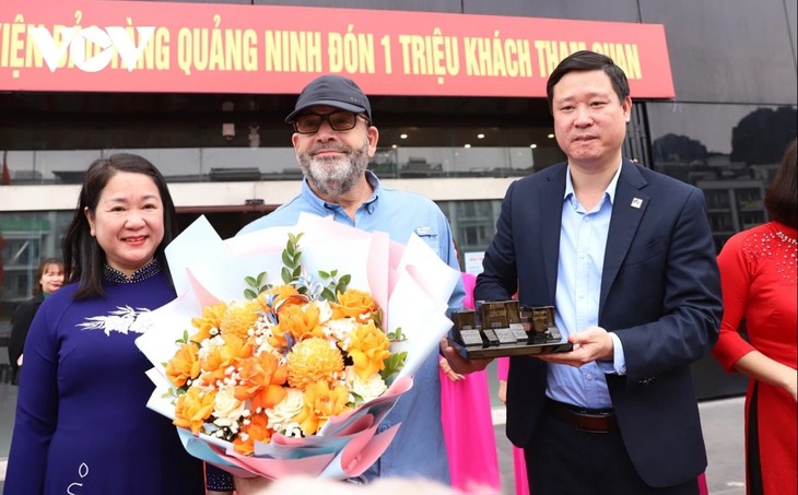 Le musée de Quang Ninh accueille son millionième visiteur de l’année 2025 - ảnh 1