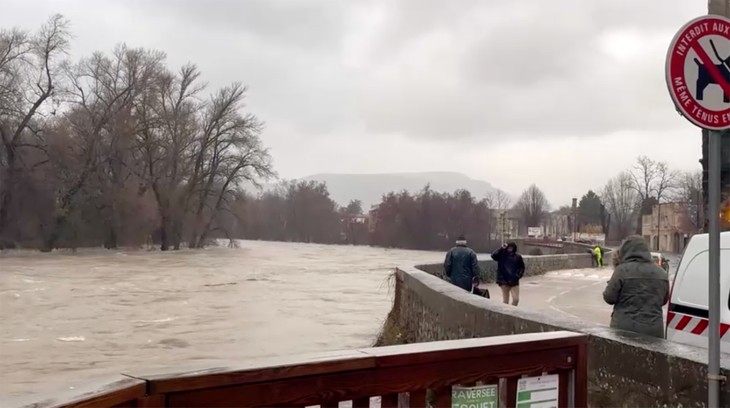Inondations en France: l’Hérault maintenu en vigilance rouge - ảnh 1