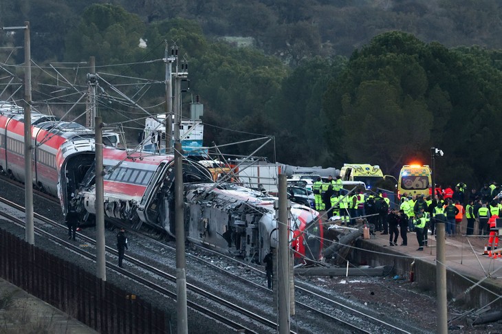 Accident ferroviaire en Espagne: le Premier ministre Pedro Sanchez décrète trois jours de deuil national - ảnh 1