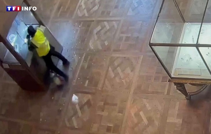 Cambriolage au Louvre: des images exclusives du vol des bijoux dévoilées - ảnh 1