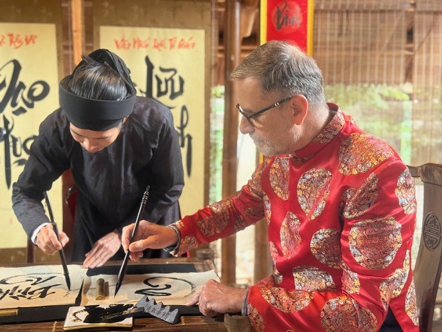 Têt du Cheval: L’ambassadeur de France accueille le printemps sous les couleurs de l’amitié franco-vietnamienne - ảnh 3