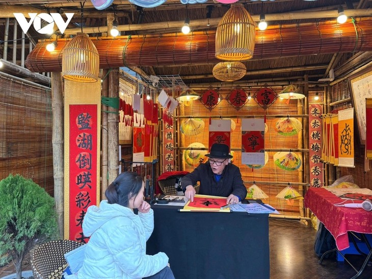 Se rendre à la pagode et demander une calligraphie: une belle coutume des Vietnamiens - ảnh 2