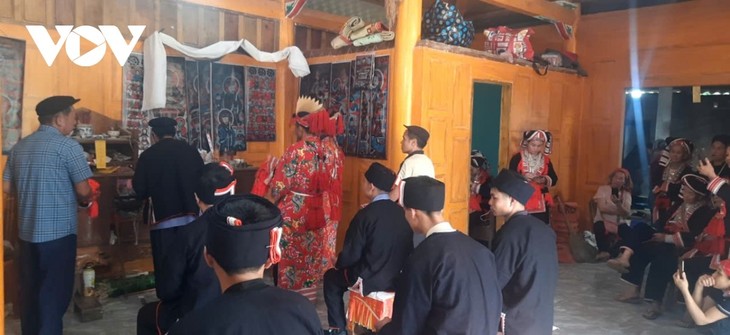 La broderie des costumes rituels des Dao rouges, un patrimoine vivant - ảnh 4