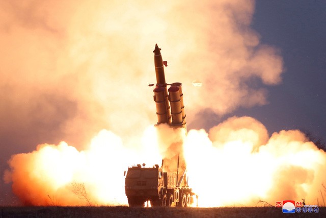 КНДР заявила об испытании сверхтяжелой многозарядной пусковой установки - ảnh 1