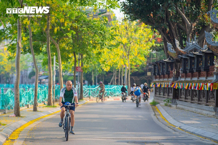 Những con đường ven hồ Tây đẹp nao lòng mùa hoa đa sắc màu - ảnh 13