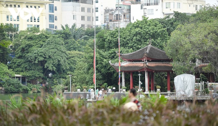 Cơ quan công sở, nhà dân đồng loạt treo cờ rủ Quốc tang Tổng Bí thư Nguyễn Phú Trọng - ảnh 14