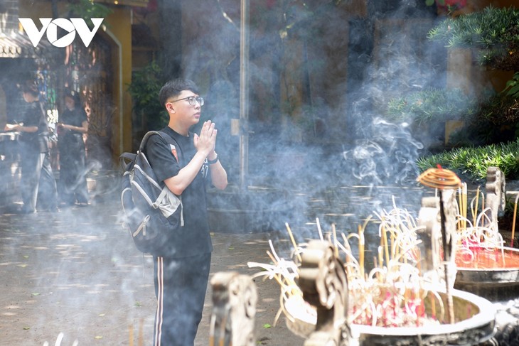 Người Hà Nội và phật tử đến chùa Quán Sứ tưởng niệm Tổng Bí thư Nguyễn Phú Trọng - ảnh 11