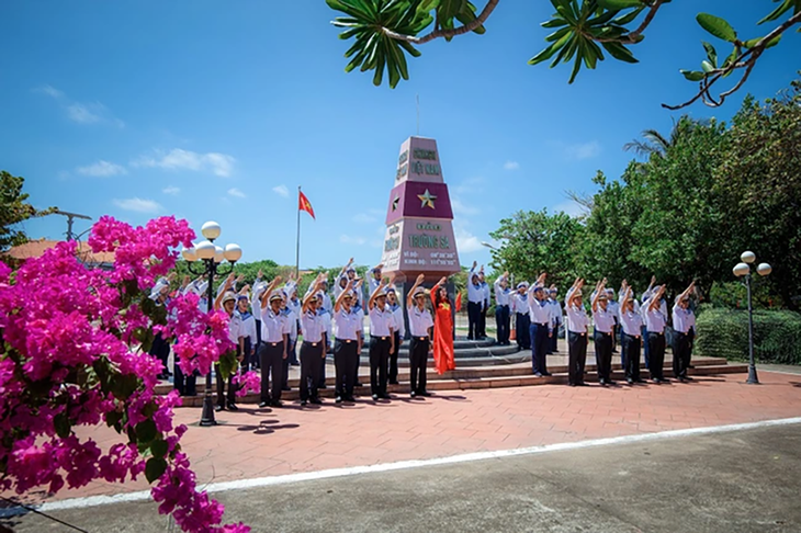 1.000 người góp sức, 6 thế hệ diễn viên tham gia phim ca nhạc “Trường Sa - Bến bờ trong nhau” - ảnh 8