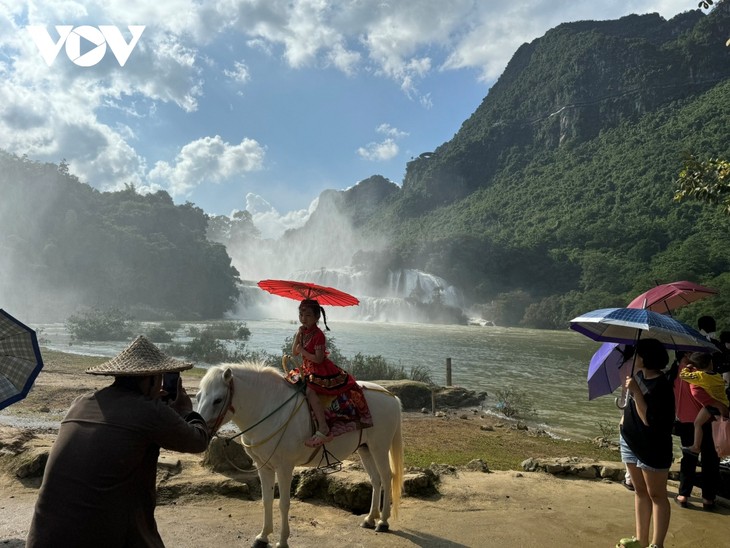 Thác Bản Giốc đông khách trở lại trong ngày nắng đẹp - ảnh 5