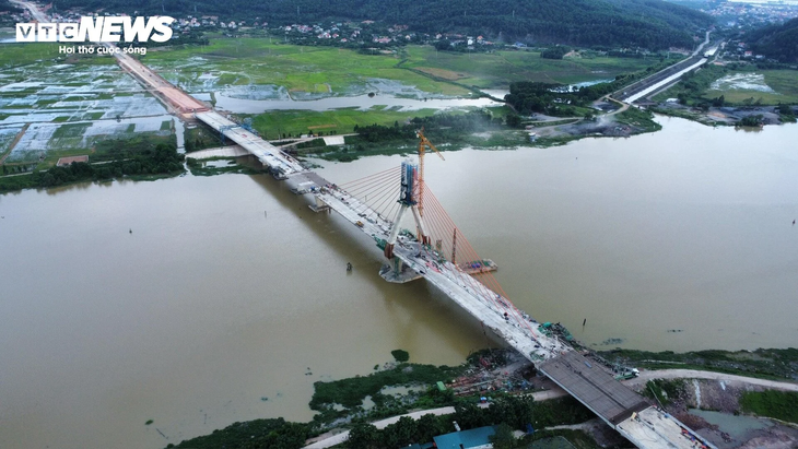 Ngắm cây cầu dây văng lớn nhất tỉnh Bắc Giang trước ngày thông xe - ảnh 15