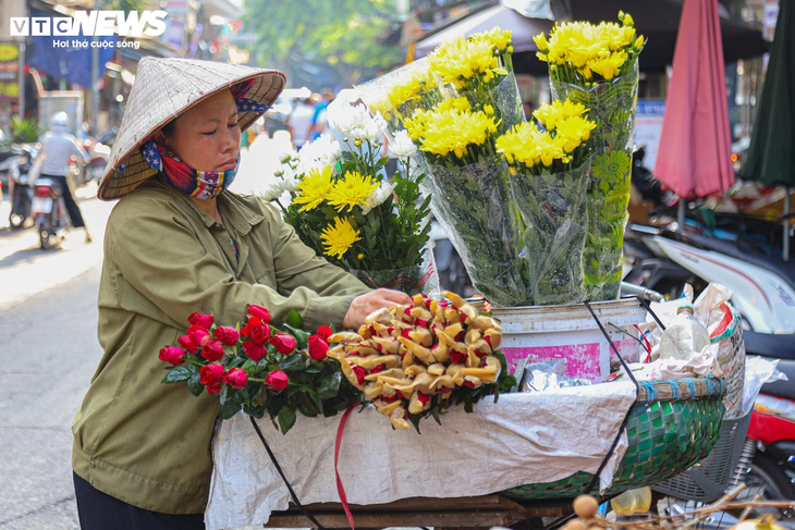 Đồ lễ rằm tháng 7 hút khách, nườm nượp người mua - ảnh 7