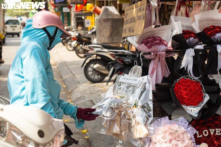 Giá hoa 20/10 tăng mạnh, người bán không kịp ngơi tay - ảnh 23